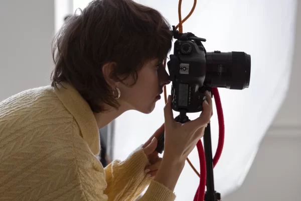mujer-de-tiro-medio-trabajando-como-fotografa