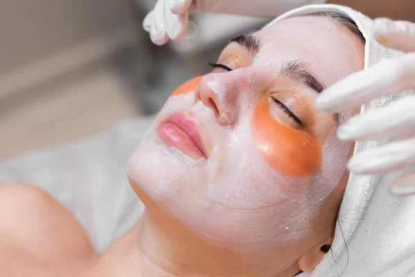 una-nina-en-un-salon-de-belleza-en-una-sala-de-cosmetologia-yace-en-una-cama-se-relaja-con-una-masca